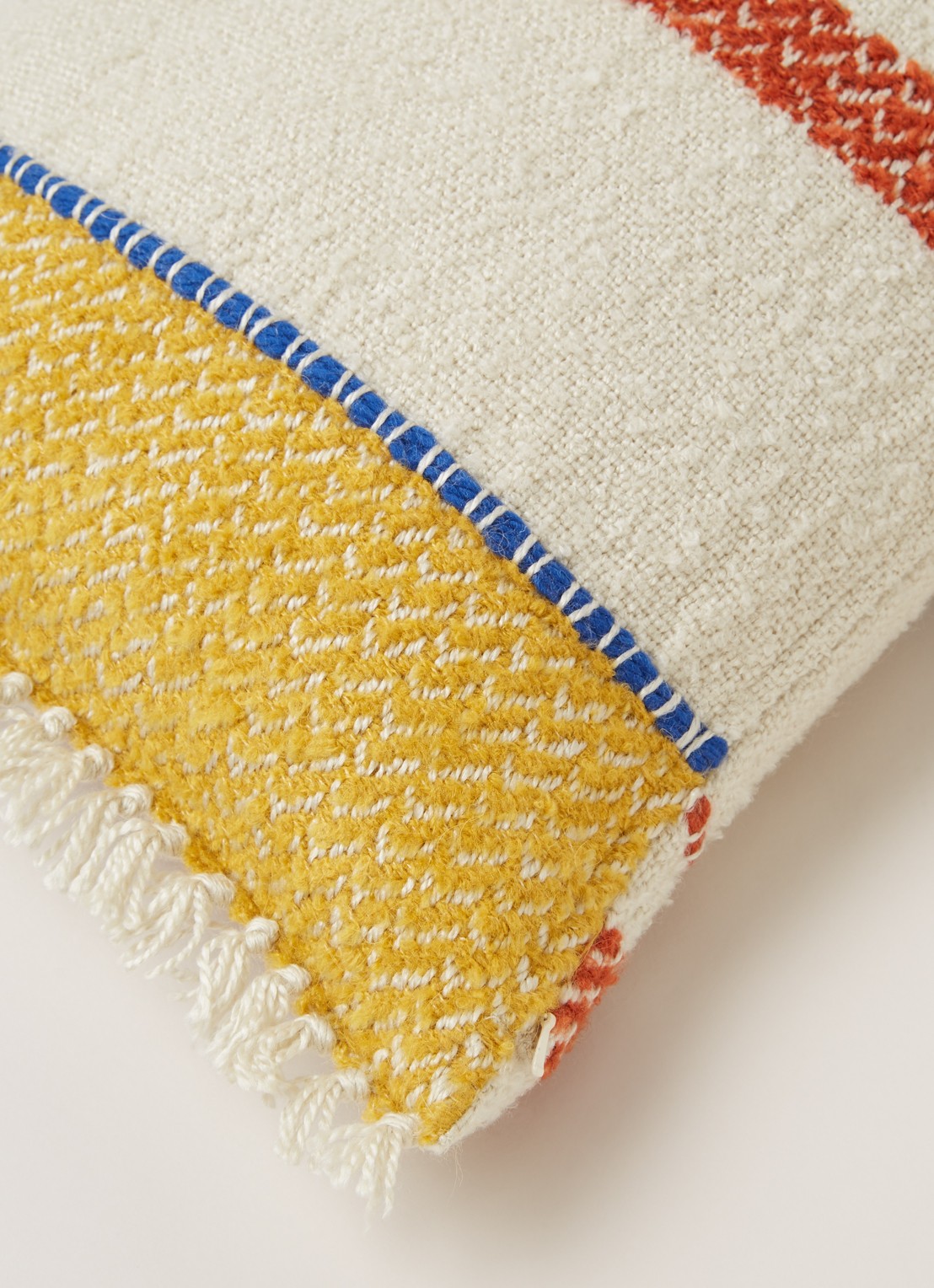 Malagoon Bouclé Miracle sierkussen 37 x 70 cm - detail 3 wit
