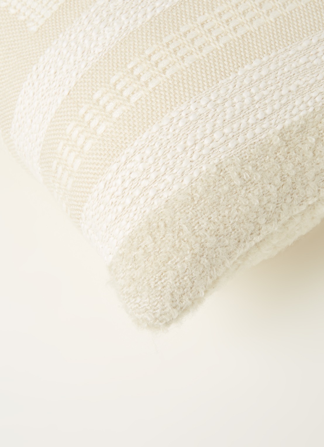 Malagoon Craft sierkussen 35 x 60 cm - detail beige