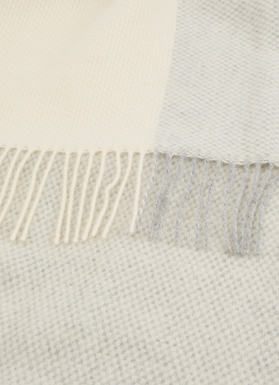 Malagoon Easy Nature  plaid van lamswol 140 x 200 cm - detail 3 grijs