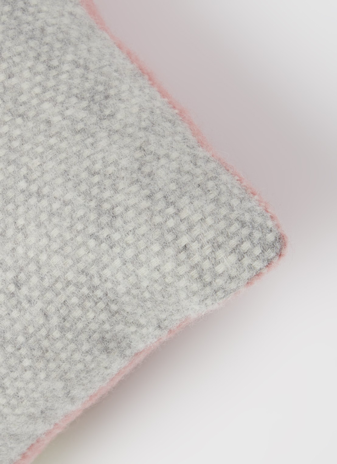 Malagoon Festivity  sierkussen 45 x 45 cm - detail 4 roze