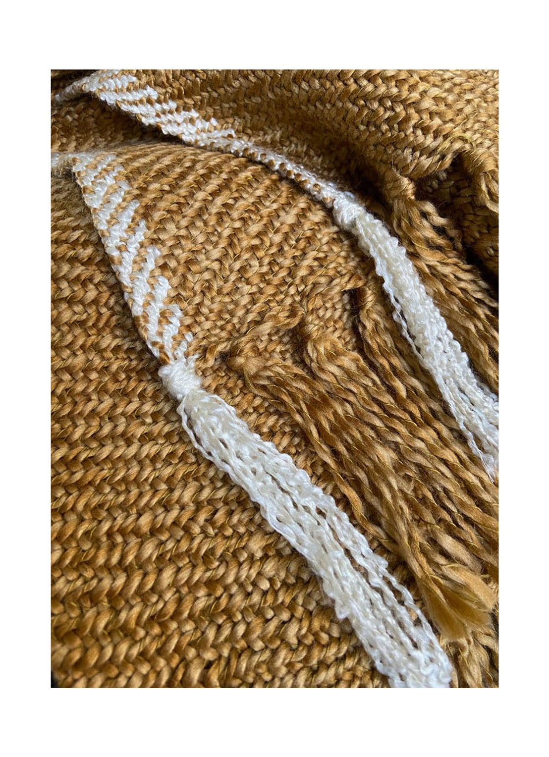 Malagoon Honey plaid in wolblend 125 x 150 cm - detail okergeel