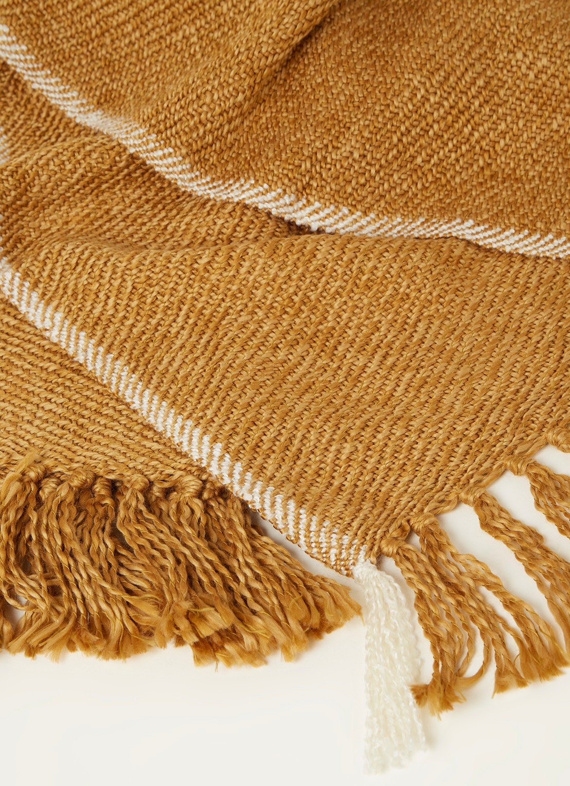 Malagoon Honey plaid in wolblend 125 x 150 cm - detail 2 okergeel