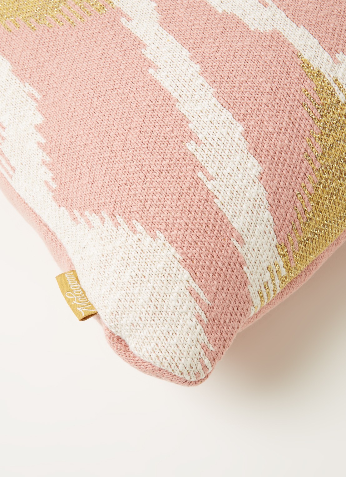 Malagoon Ikat sierkussen 50 x 50 cm - detail 3 roze