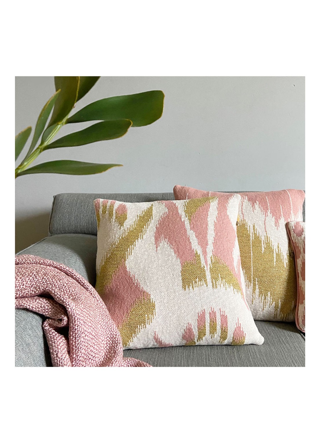 Malagoon Ikat sierkussen 50 x 50 cm - voorkant 2 roze