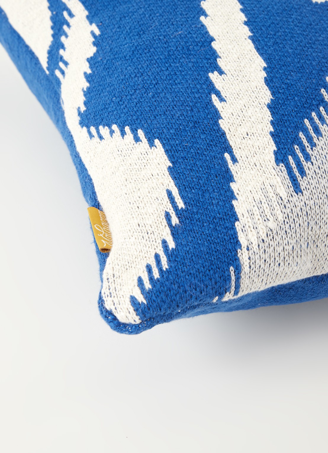 Malagoon Ikat sierkussen 50 x 50 cm  - detail 3 kobaltblauw