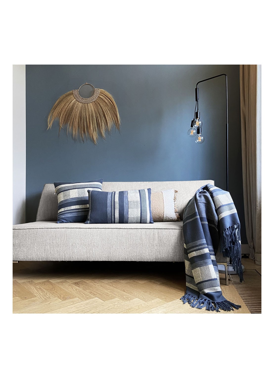 Malagoon Midnight sierkussen 50 x 50 cm - voorkant 3 blauw