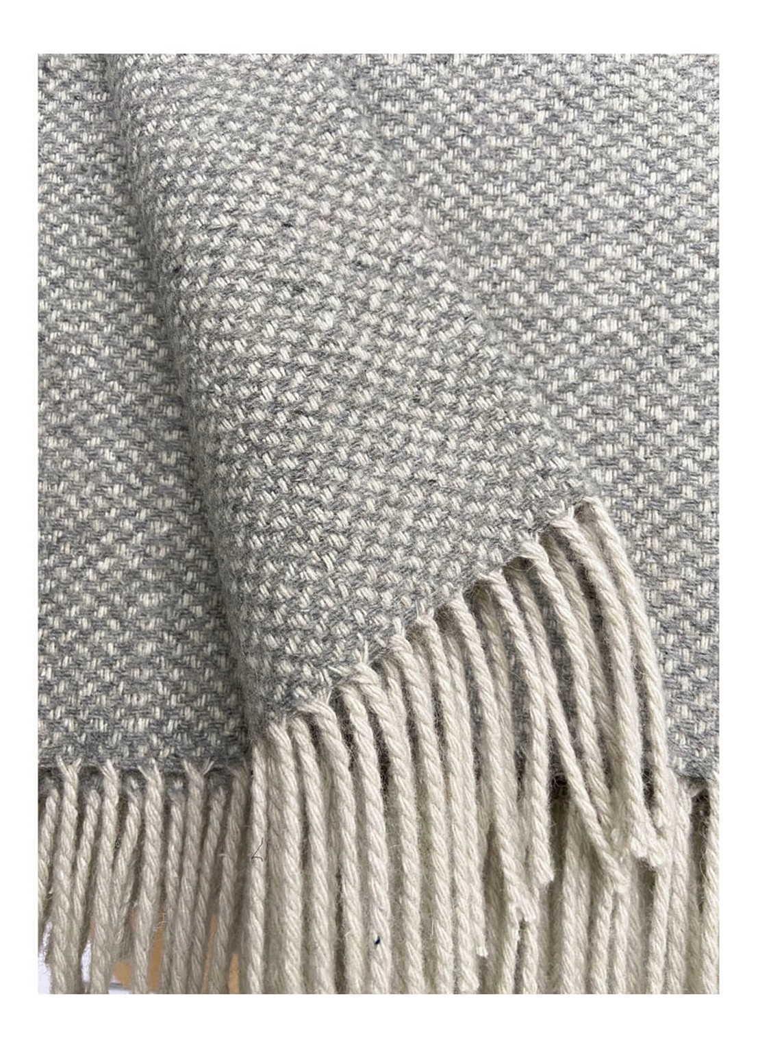 Malagoon Natural plaid in wolblend 170 x 131 cm - detail lichtgrijs