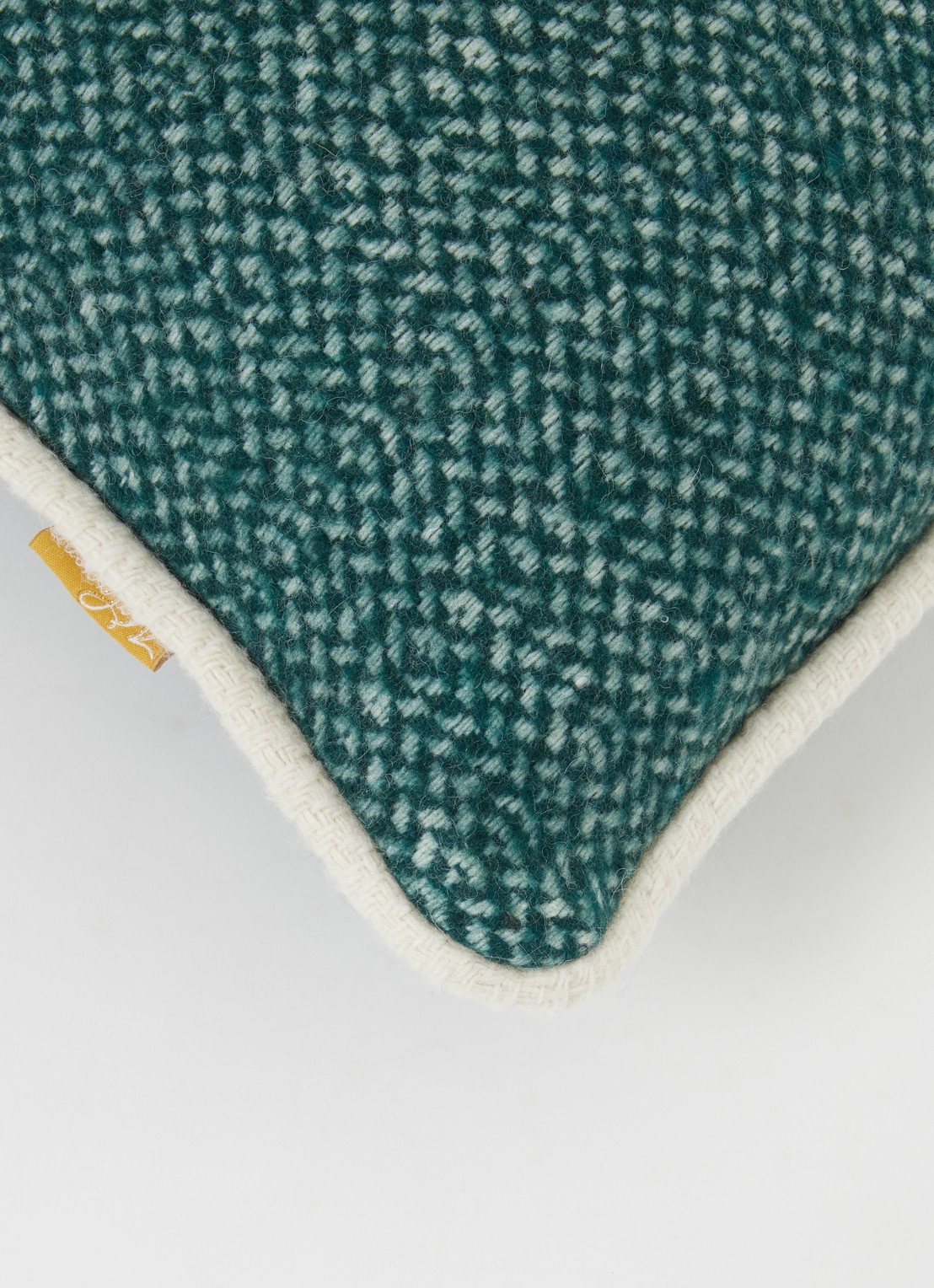 Malagoon Pine Green Structure sierkussen 50 x 50 cm - detail 3 groen