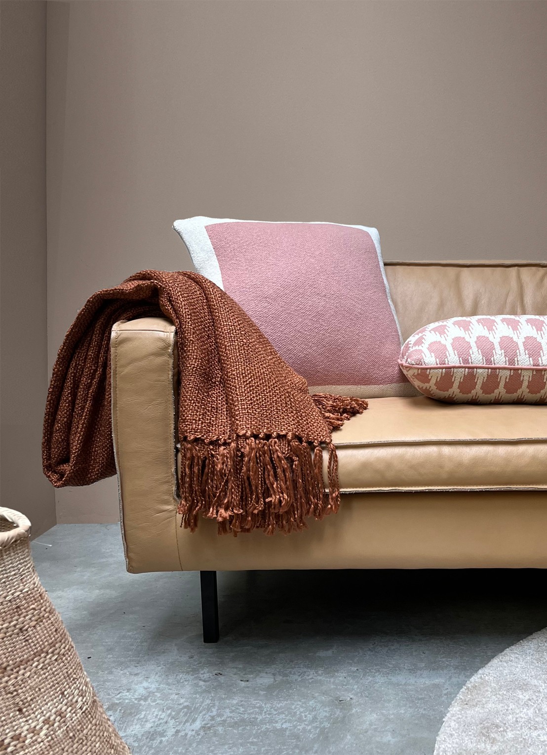 Malagoon Solid Knitted sierkussen 50 x 50 cm - achterkant 4 roze