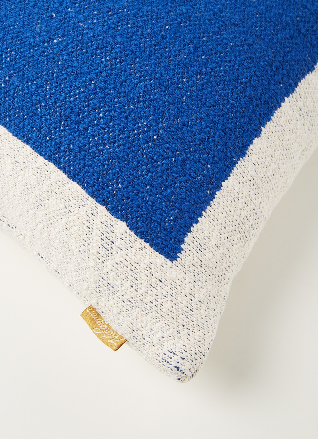 Malagoon Solid Poster sierkussen 50 x 50 cm - detail 3 royalblauw