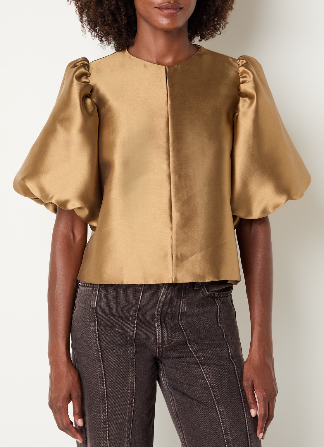 Malina Cleo blouse van satijn met pofmouw - detail 4 camel