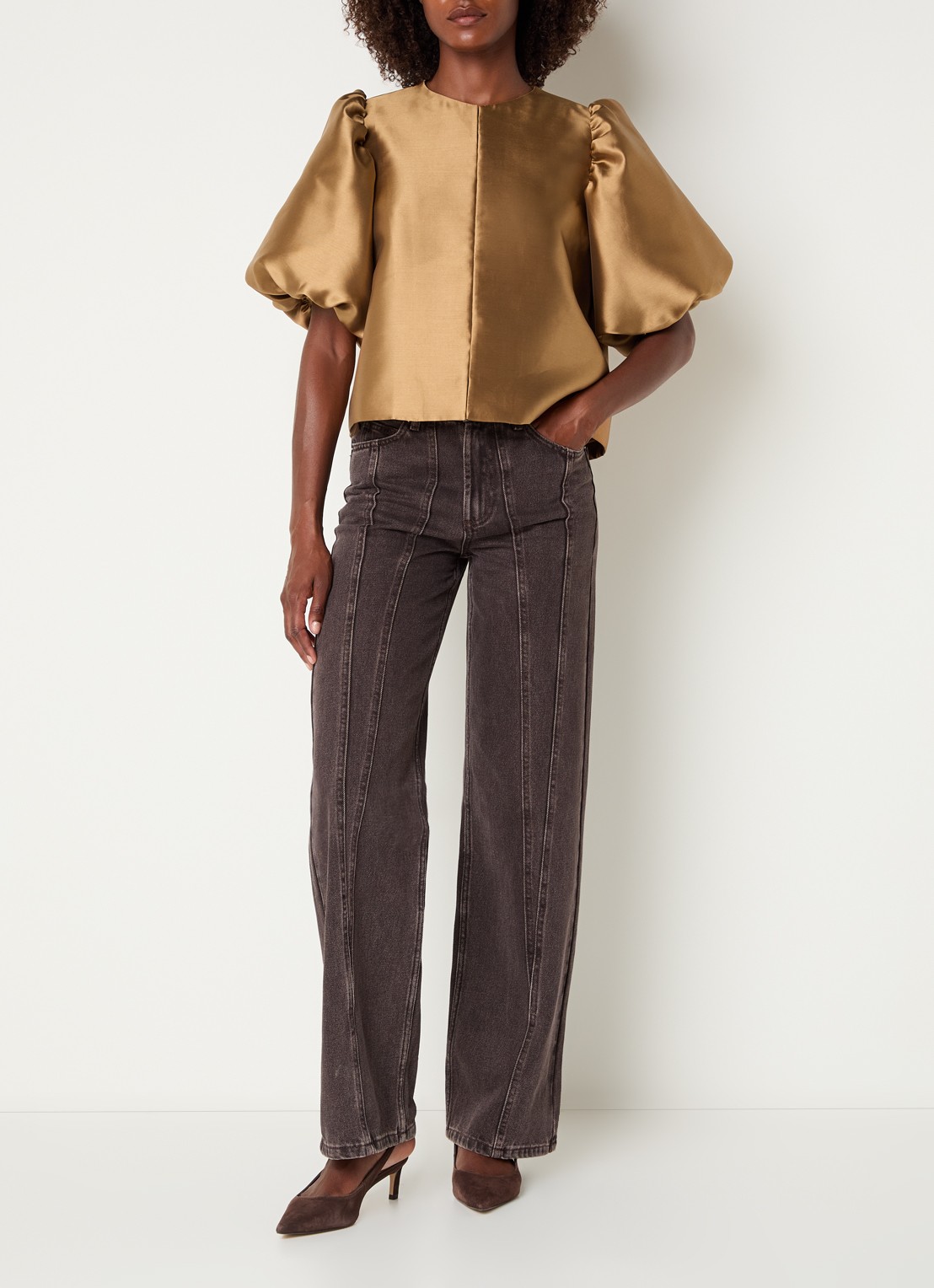 Malina Cleo blouse van satijn met pofmouw - voorkant 2 camel