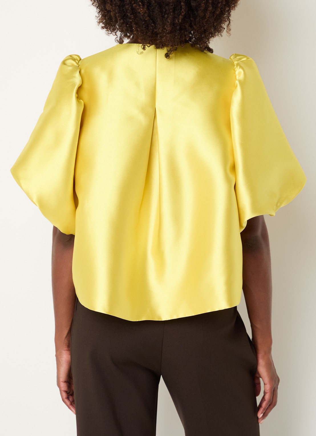 Malina Cleo blouse van satijn met pofmouw - achterkant 2 citroengeel