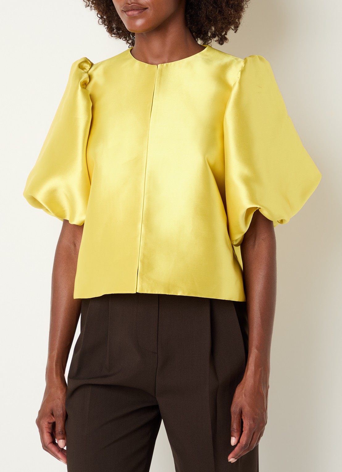Malina Cleo blouse van satijn met pofmouw - detail citroengeel