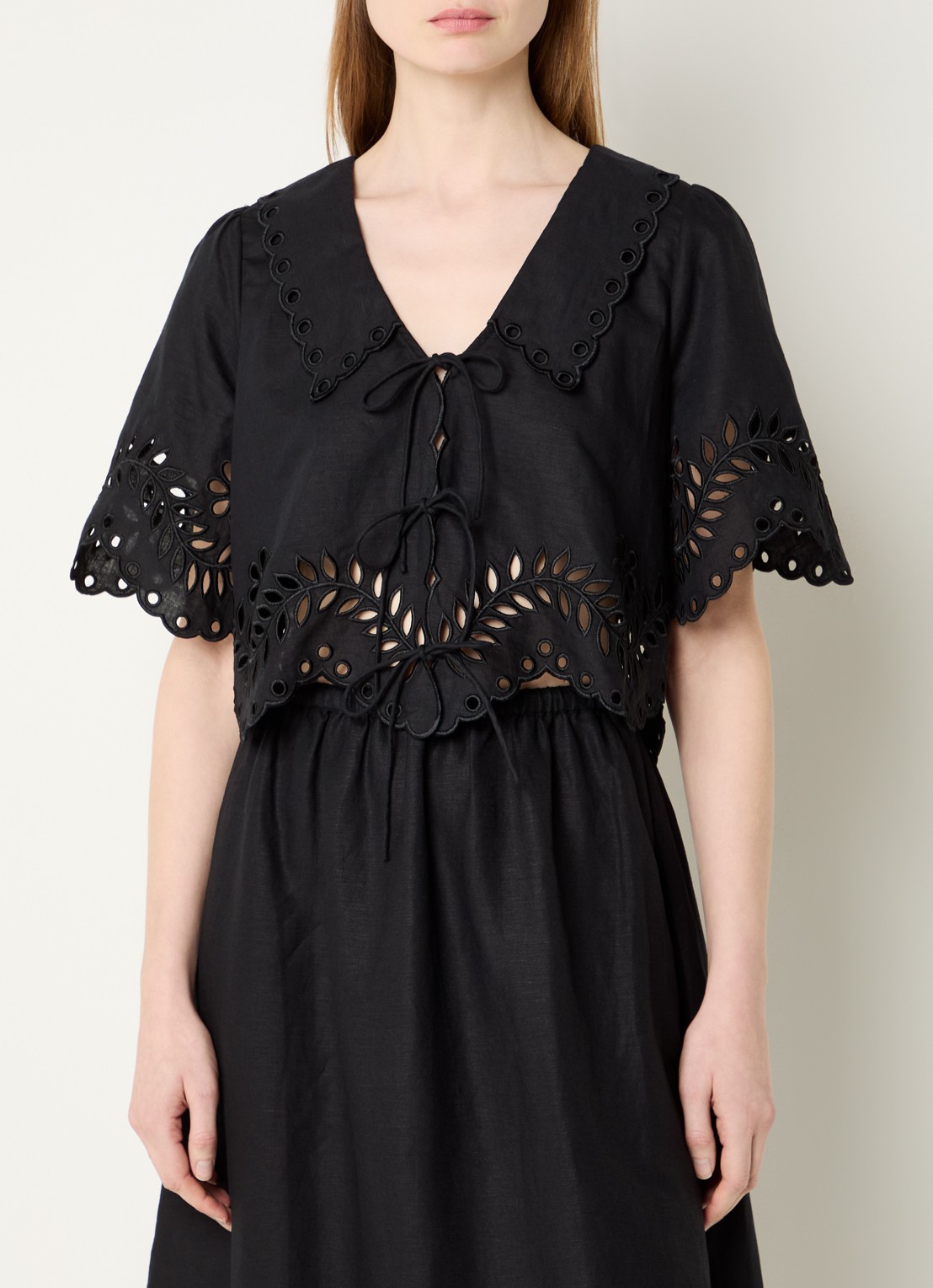 Malina Estela blouse met broderie en gestrikt detail - detail 3 zwart