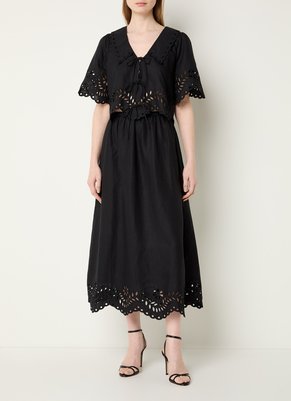 Malina Estela blouse met broderie en gestrikt detail - voorkant 2 zwart