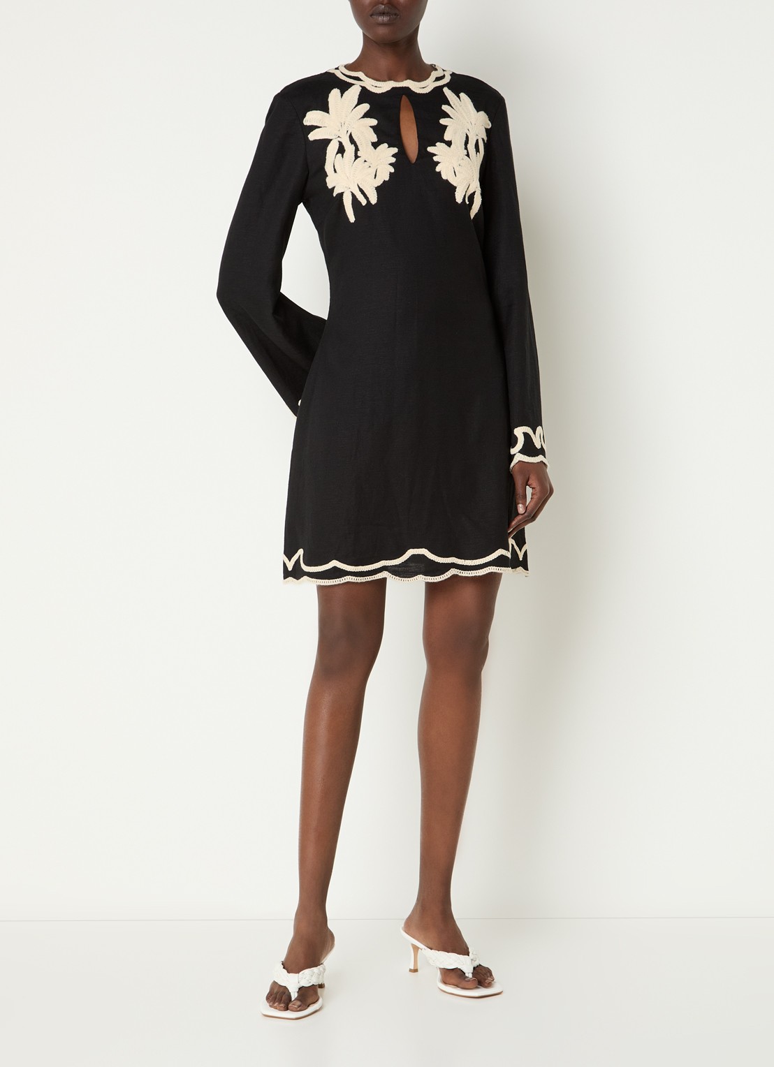 Malina Henny mini jurk met borduring en cut-out detail - voorkant 4 zwart
