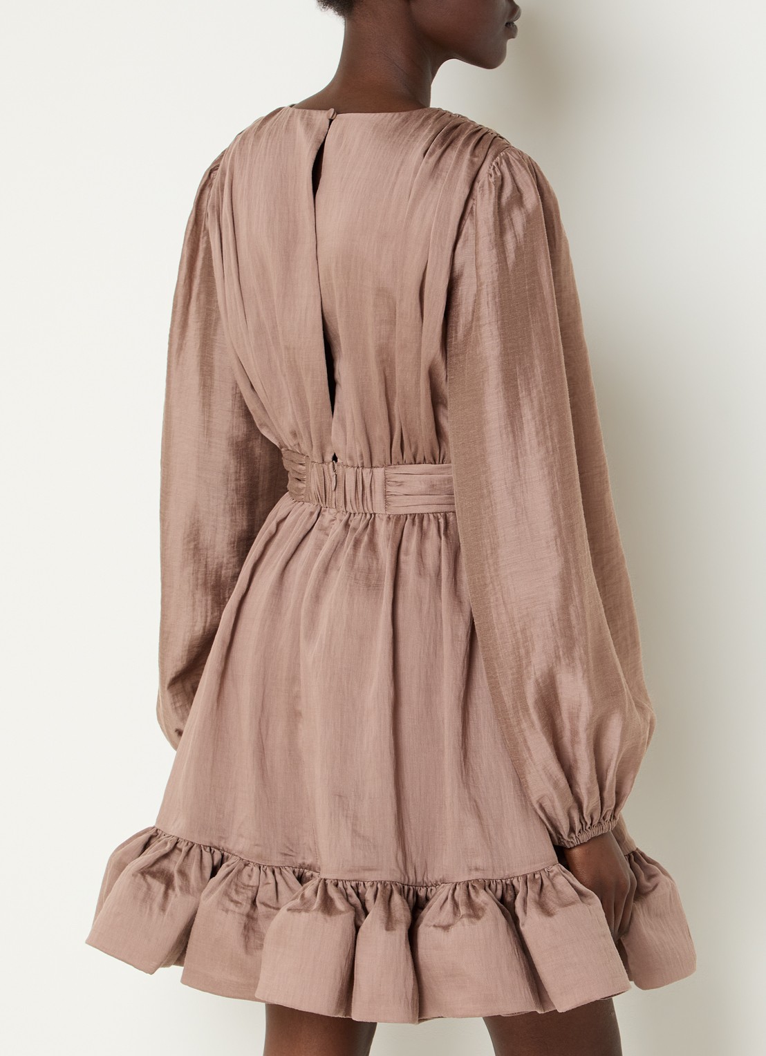 Malina Jadie mini jurk met strikceintuur en ballonmouw - achterkant donkerbeige