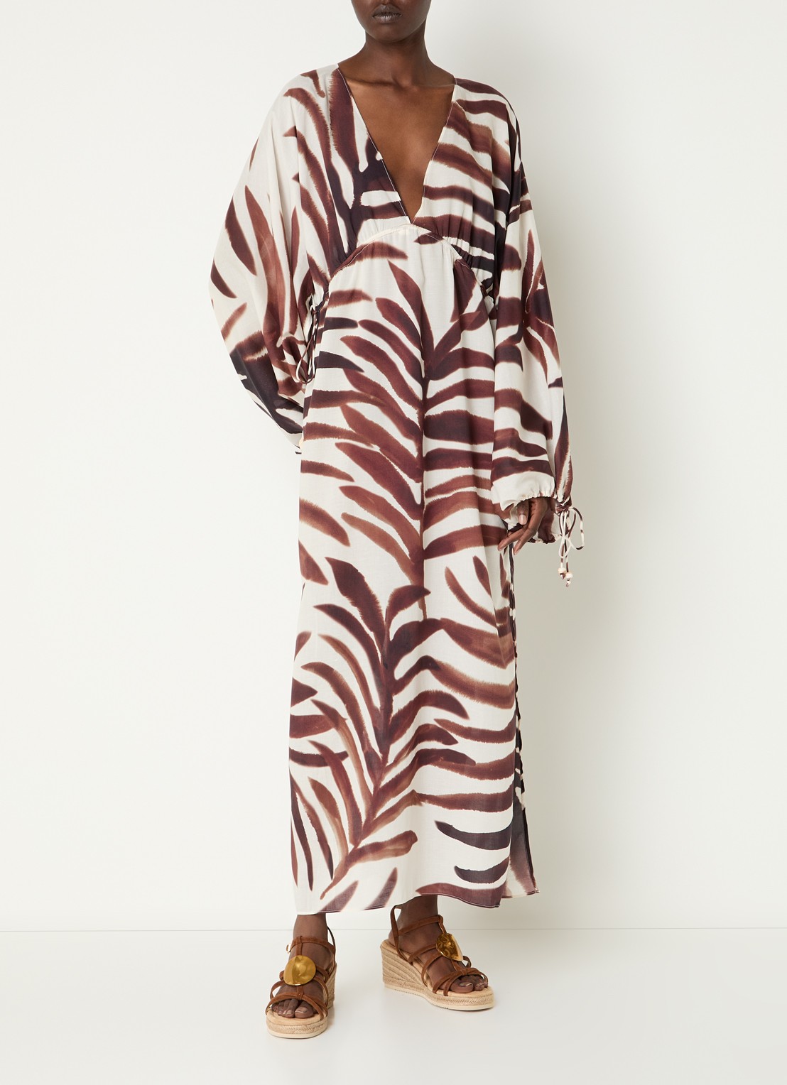 Malina Malina maxi jurk met print en V-hals - detail donkerbruin