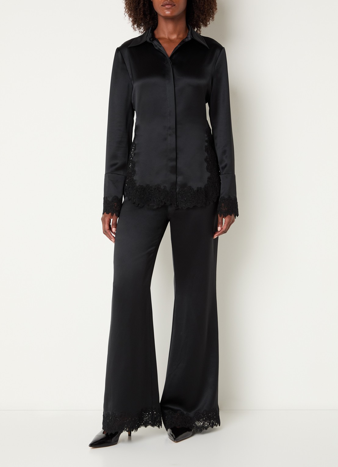 Malina Malou blouse van satijn met details van kant - voorkant 2 zwart