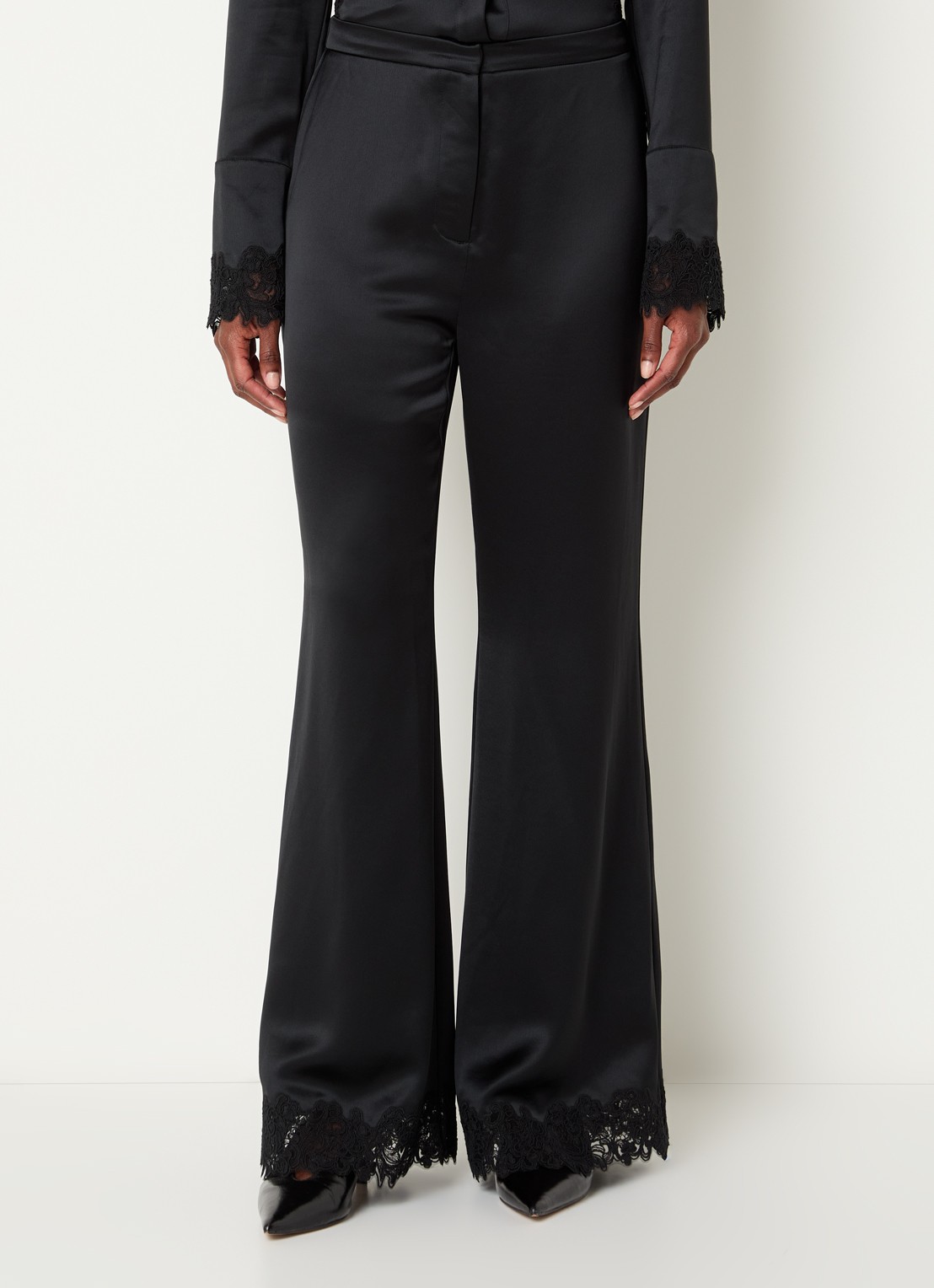 Malina Marine high waist flared fit pantalon van satijn met details van kant - detail 3 zwart