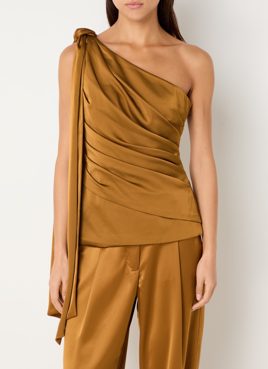 Malina Nelly one shoulder top met plooidetail - detail donkeroranje