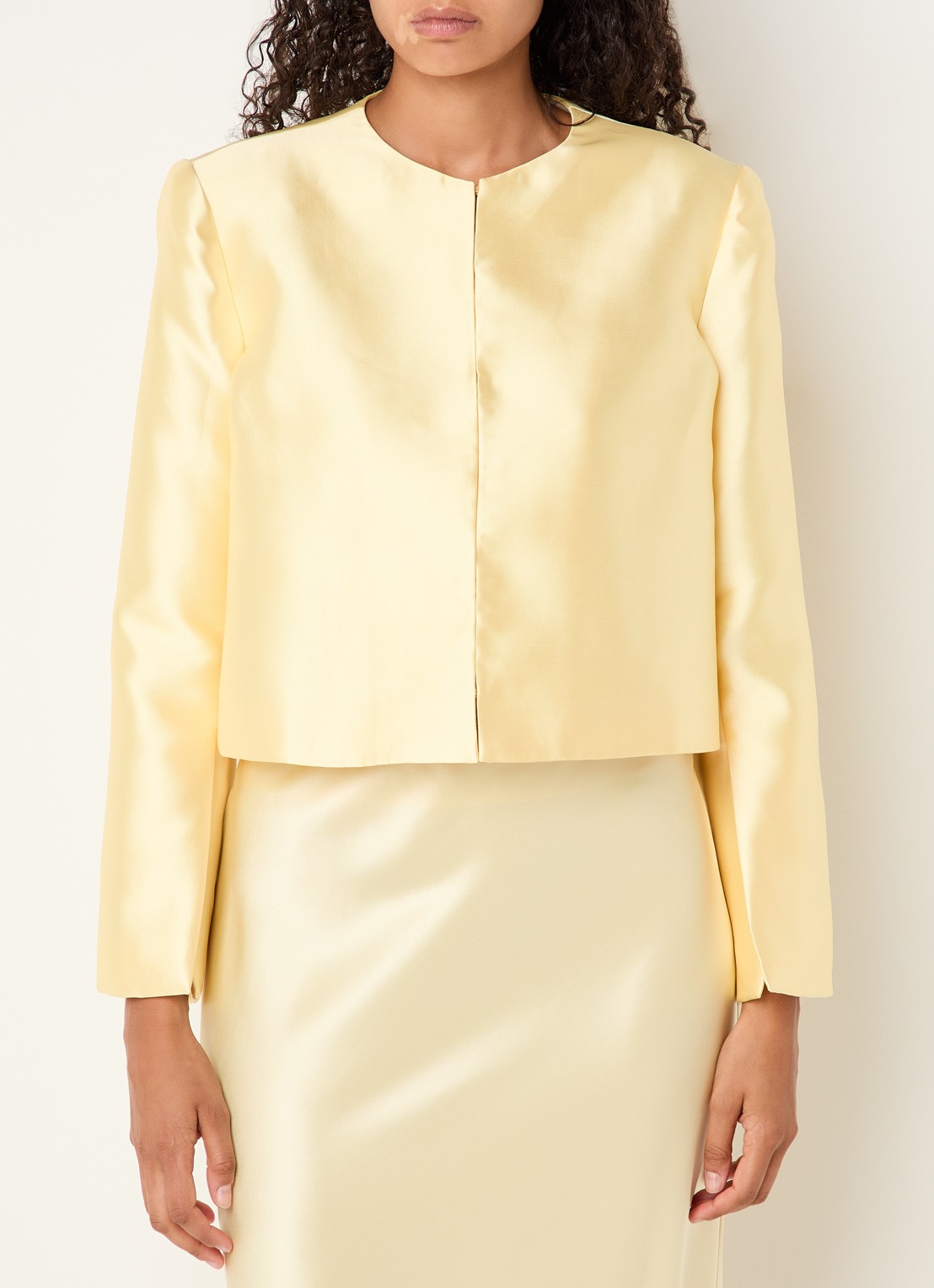 Malina Ruthie cropped blouse van satijn - detail 3 geel