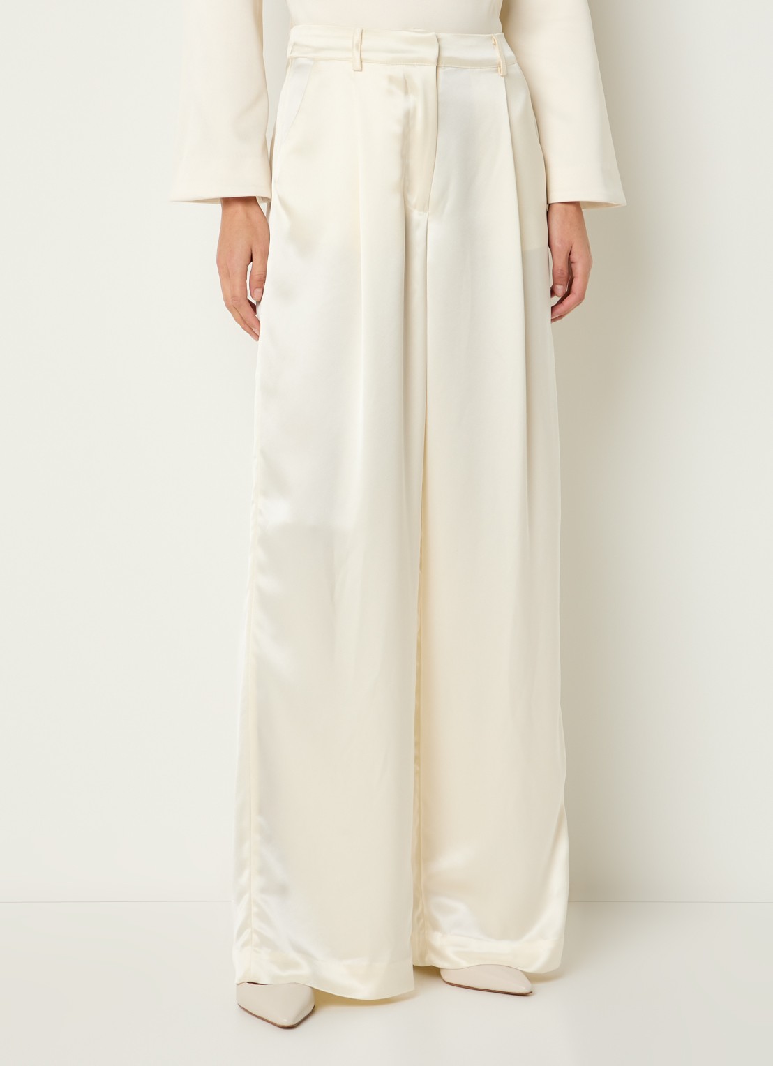 Malina Sarah high waist wide leg pantalon van satijn - achterkant 4 vanillegeel