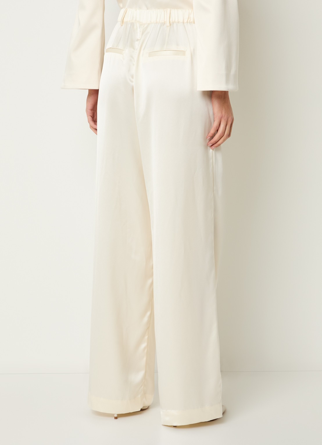 Malina Sarah high waist wide leg pantalon van satijn - detail vanillegeel