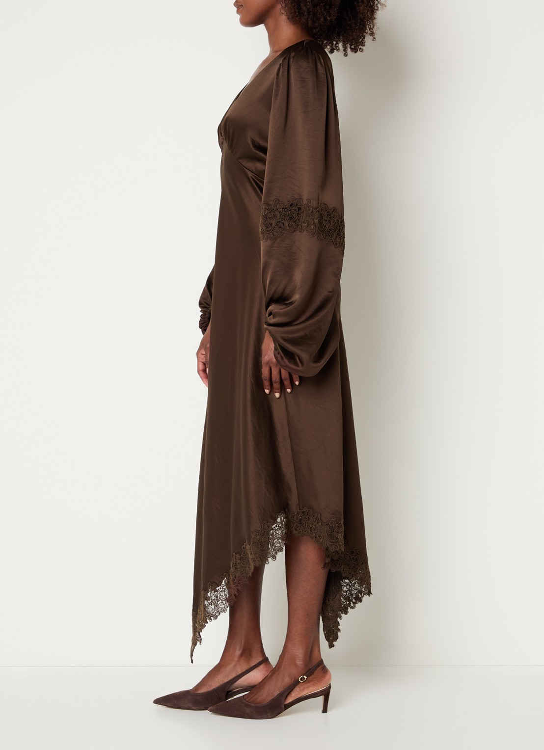 Malina Seema midi jurk van satijn met asymmetrische zoom en details van kant - voorkant 4 bruin