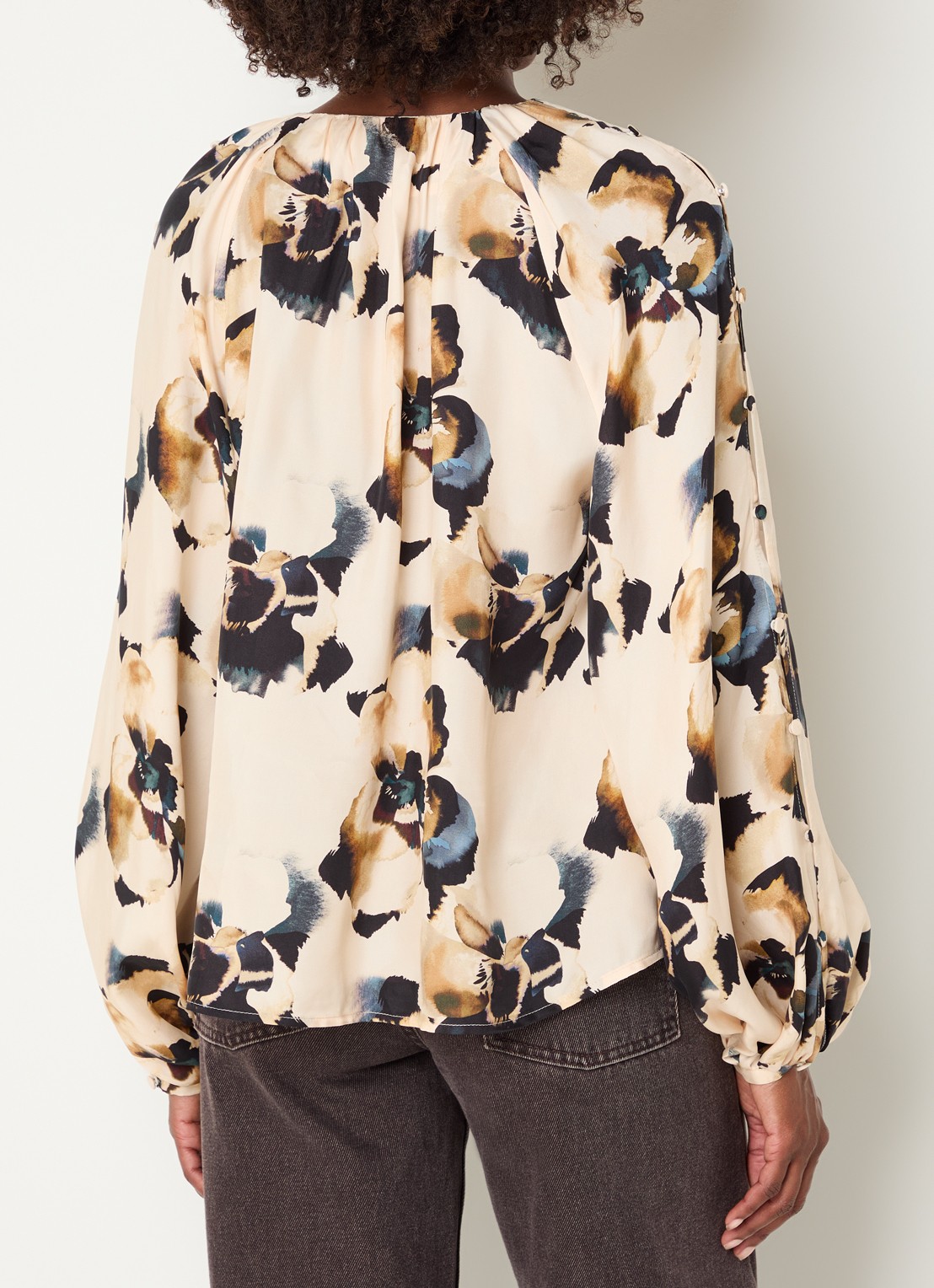 Malina Sophie blouse met bloemenprint en ballonmouw - achterkant creme
