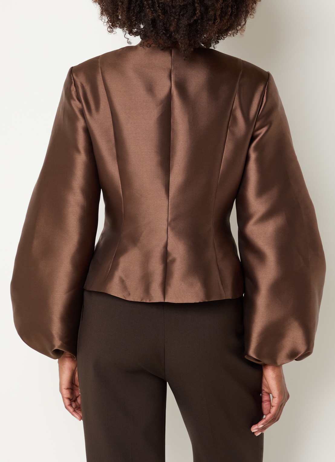 Malina Vendela blouse met ballonmouw - achterkant bruin