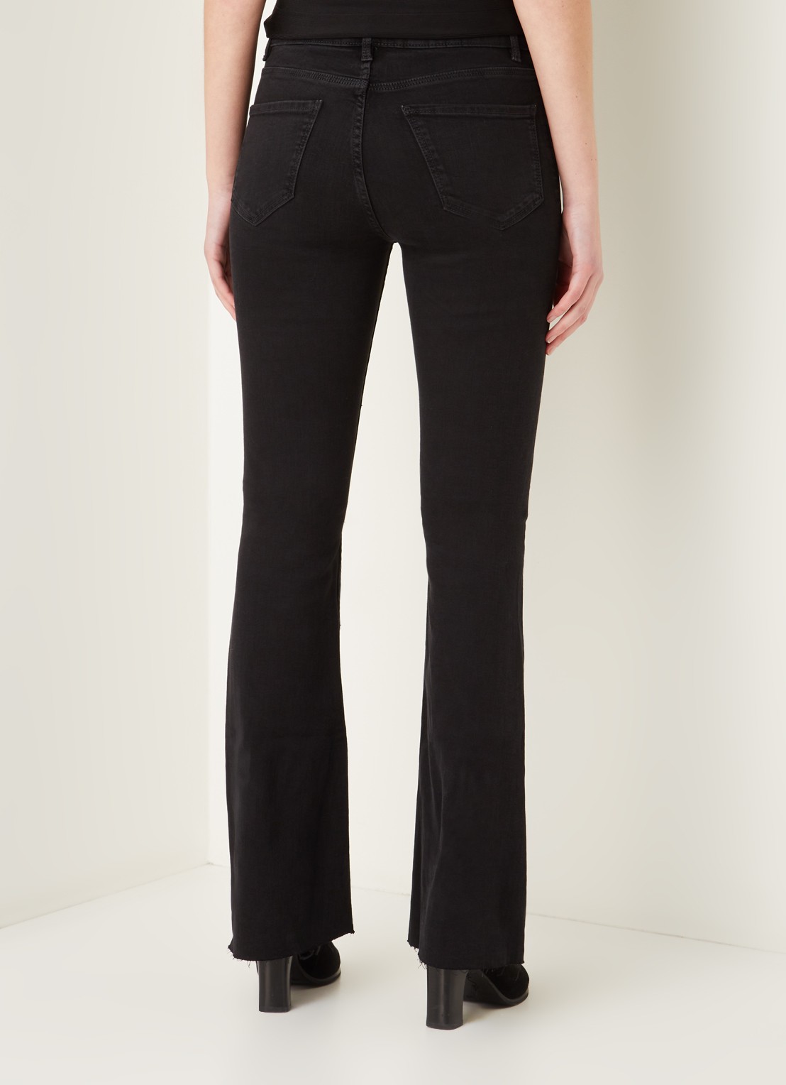 Mango Flare mid waist flared fit jeans met gerafelde zoom - achterkant zwart