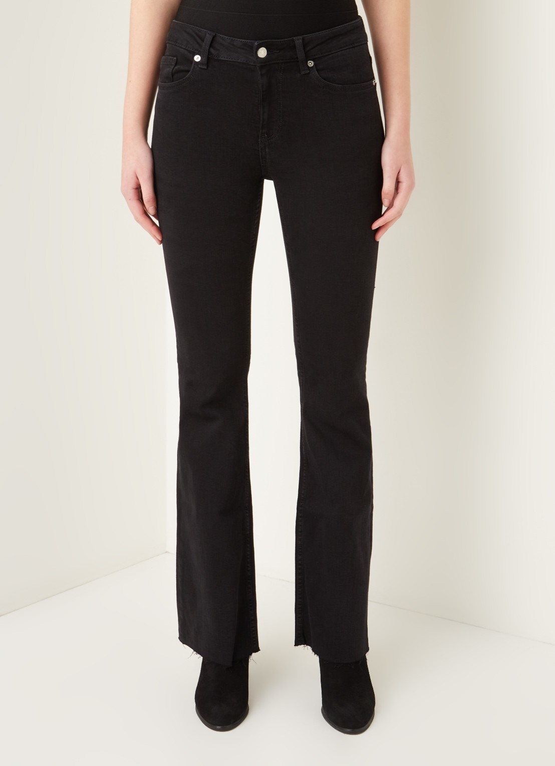 Mango Flare mid waist flared fit jeans met gerafelde zoom - detail 4 zwart