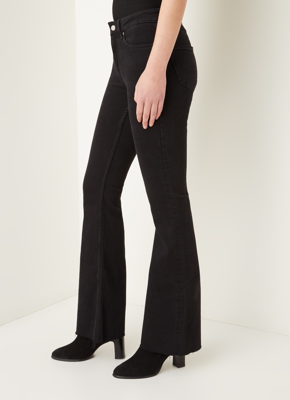 Mango Flare mid waist flared fit jeans met gerafelde zoom - detail 5 zwart