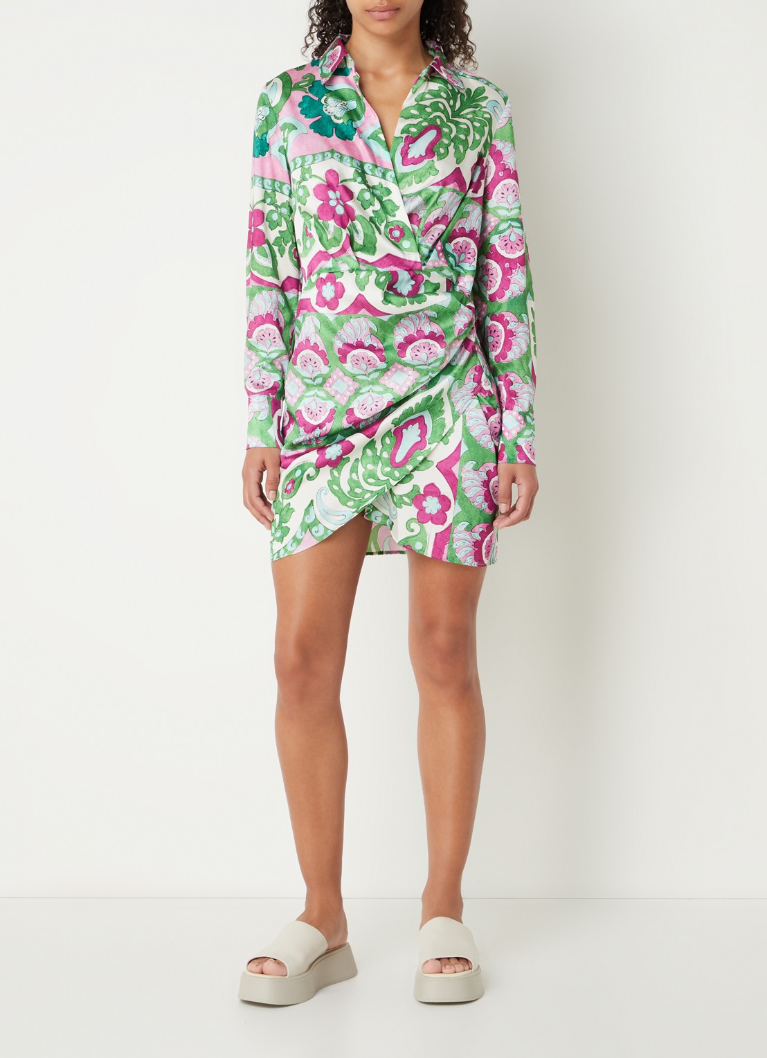 Mango Sandy mini jurk van satijn met bloemenprint - voorkant 3 groen