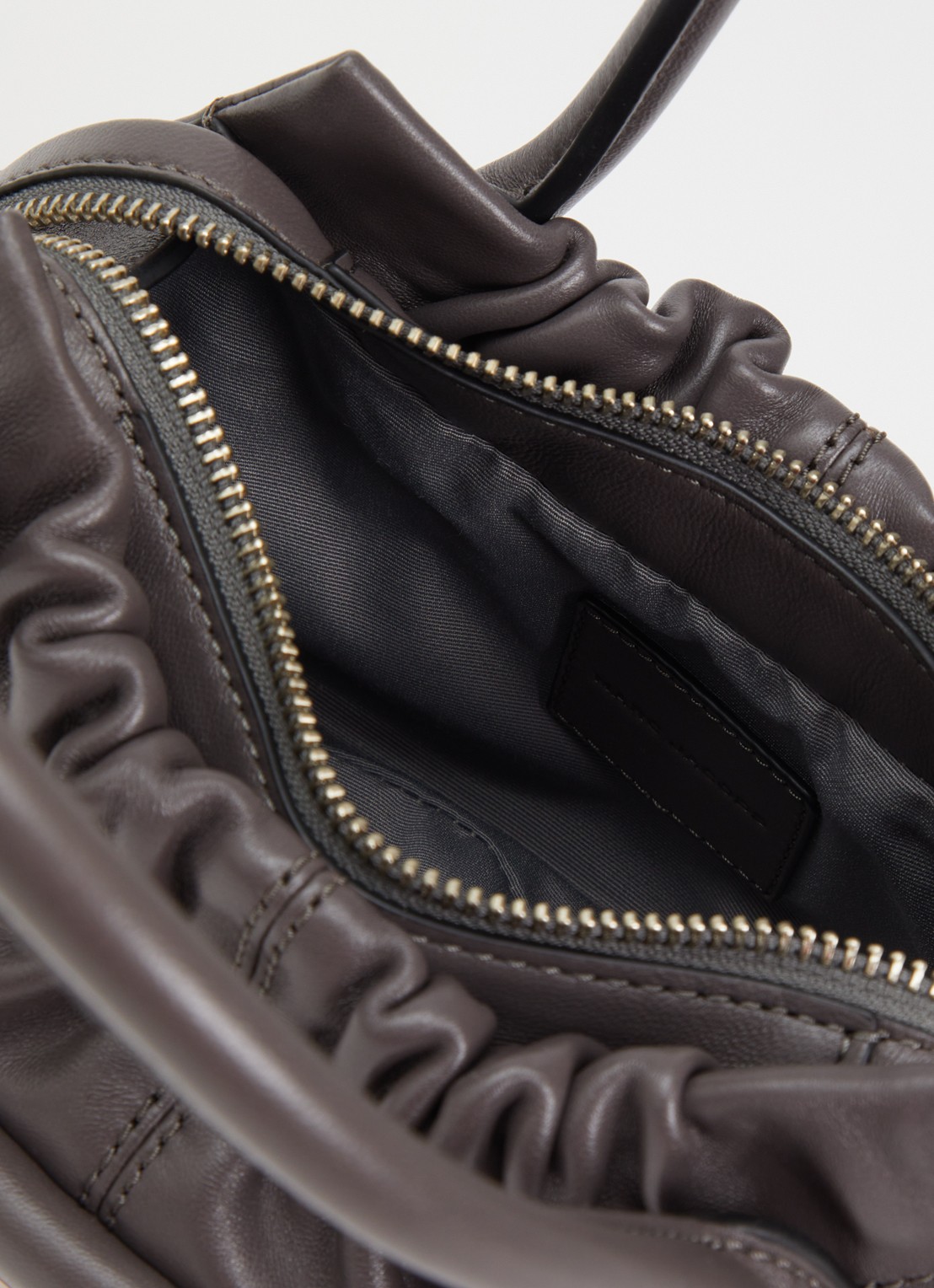 Marc Jacobs The Cristina Small Satchel handtas van lamsleer - detail donkergrijs