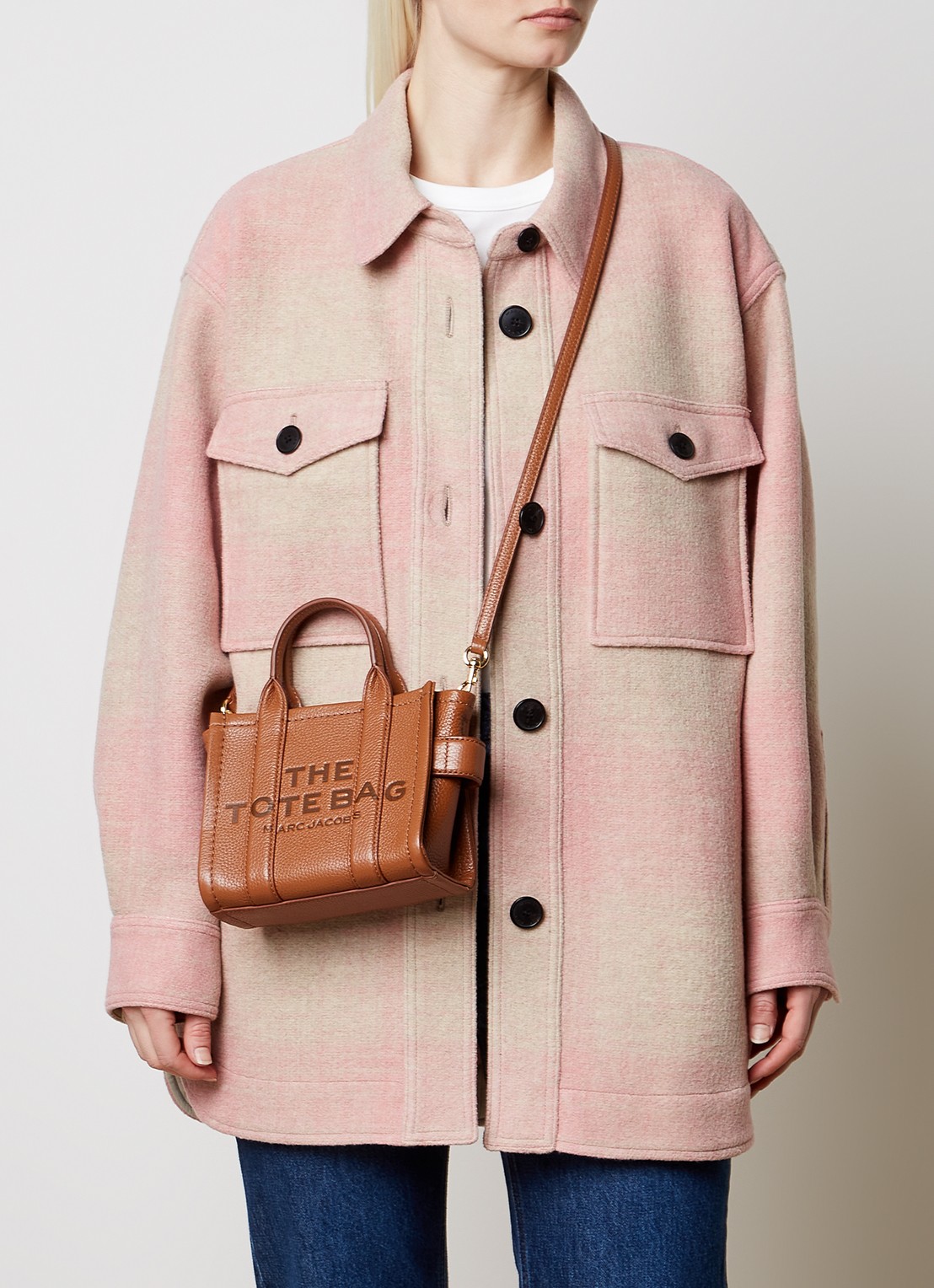Marc Jacobs The Crossbody Tote handtas van leer met logo - voorkant 7 cognac