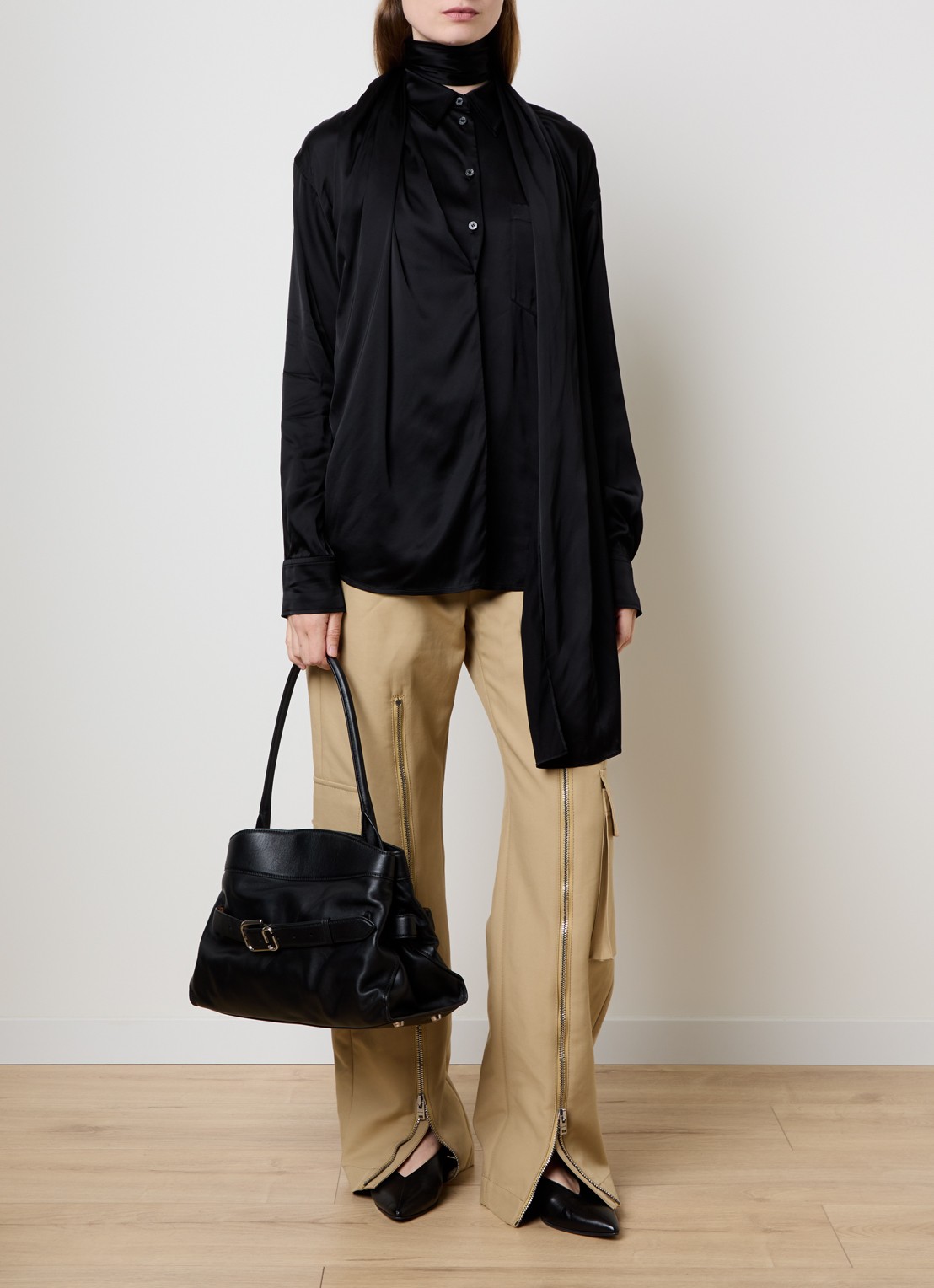 Marc Jacobs The Dakota Satchel schoudertas van leer - voorkant 2 zwart