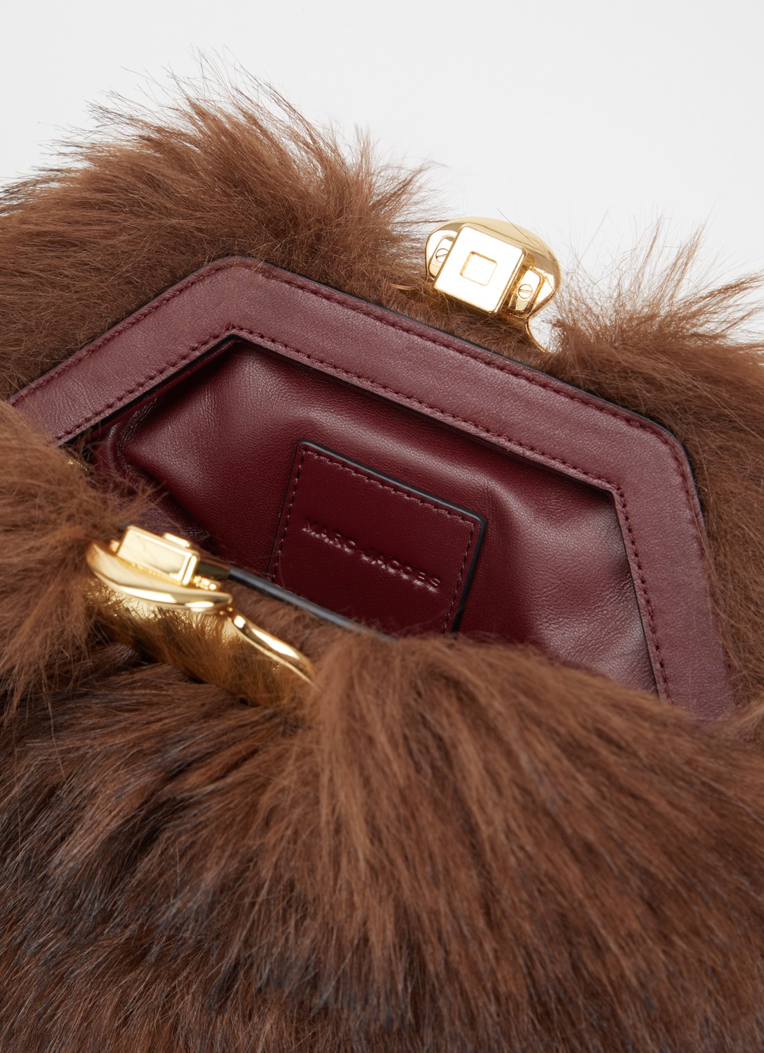 Marc Jacobs The Glam Small clutch van imitatiebont met afneembare schouderriem - detail donkerbruin