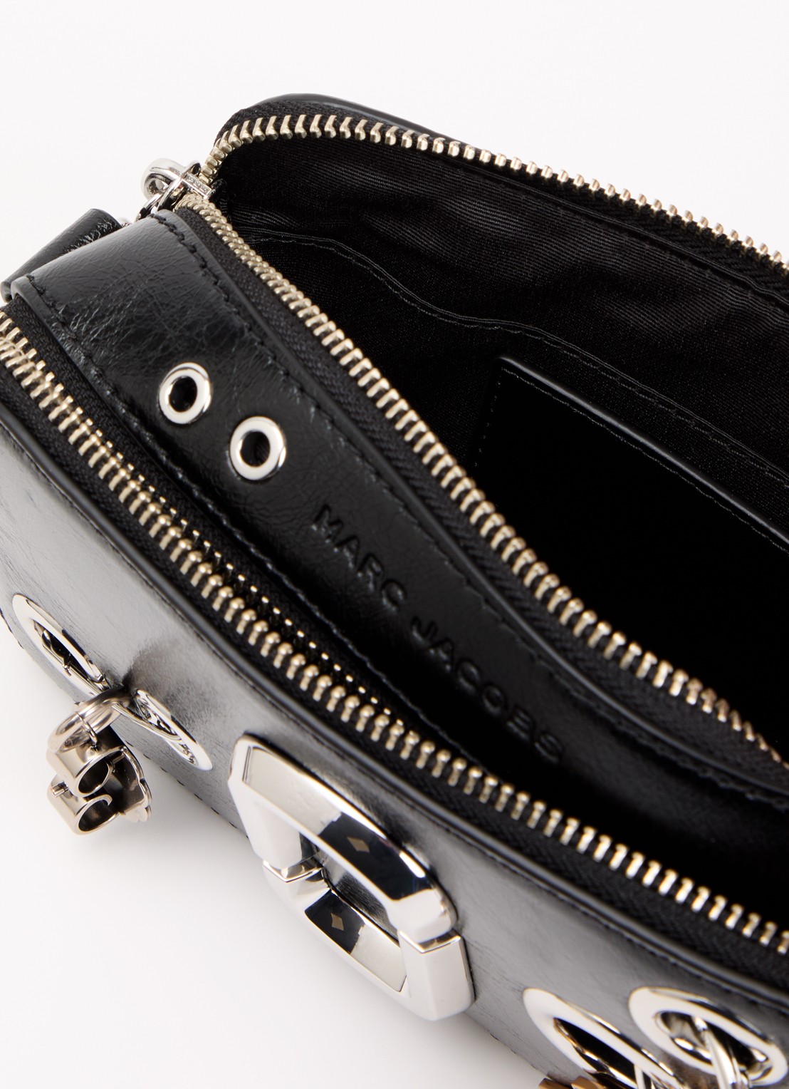 Marc Jacobs The Grommet Charm Snapshot crossbodytas van lakleer - detail 3 zwart