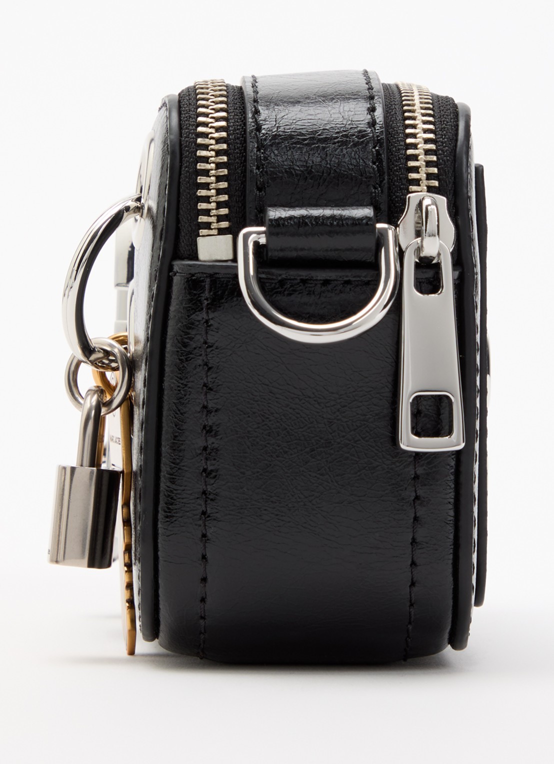 Marc Jacobs The Grommet Charm Snapshot crossbodytas van lakleer - detail 4 zwart
