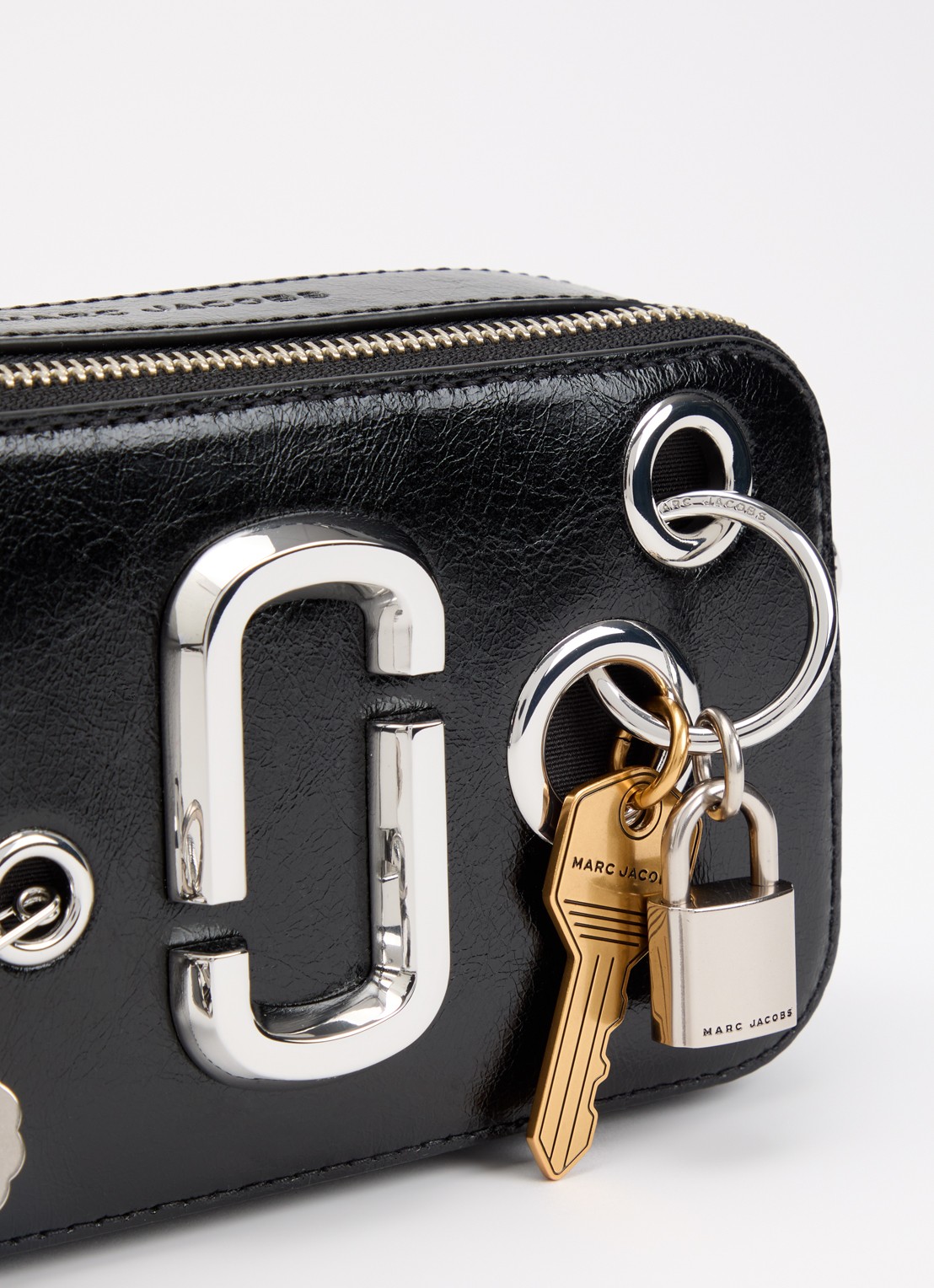 Marc Jacobs The Grommet Charm Snapshot crossbodytas van lakleer - detail 5 zwart