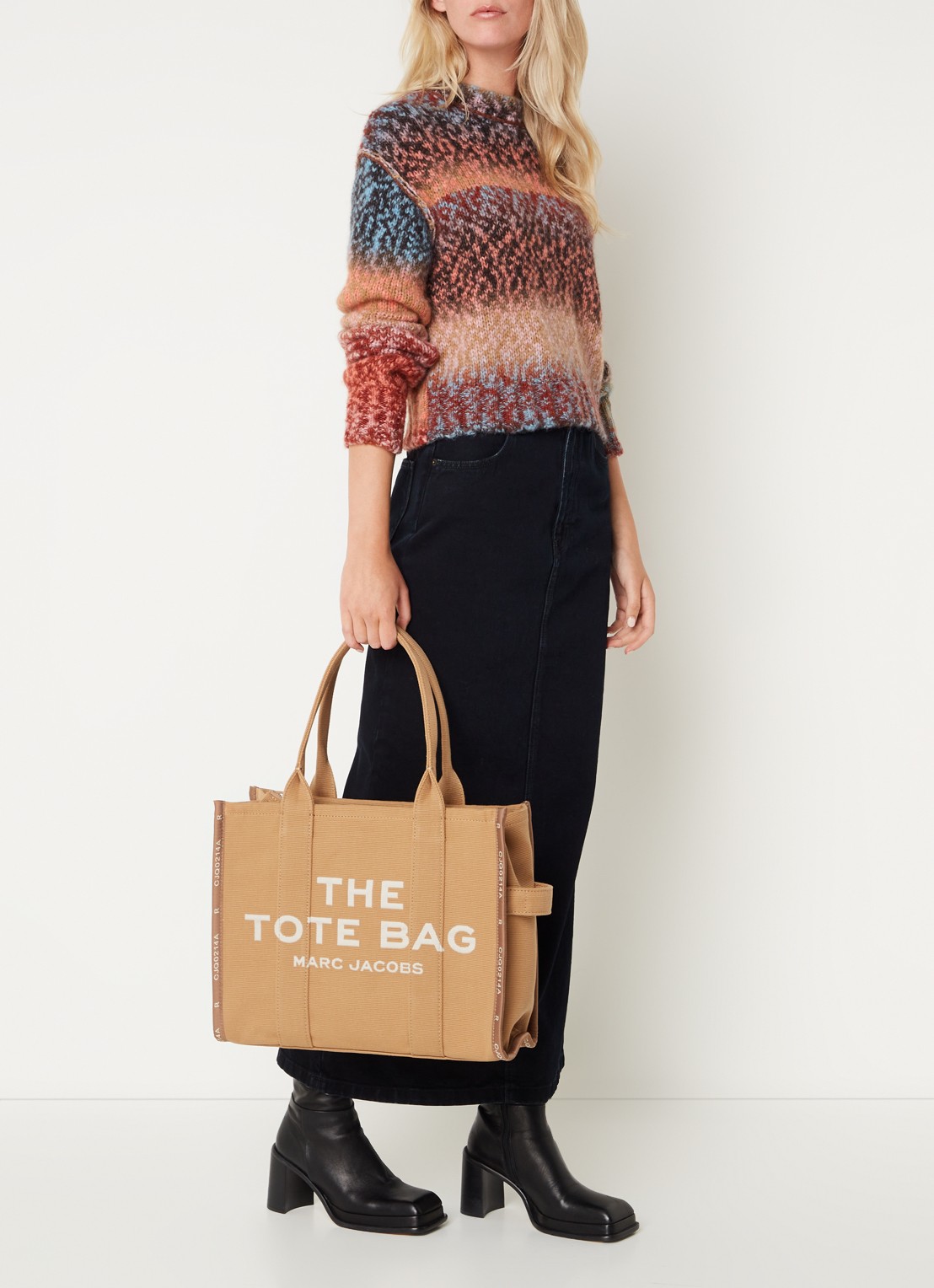 Marc Jacobs The Large Tote schoudertas met logoborduring - voorkant 3 camel