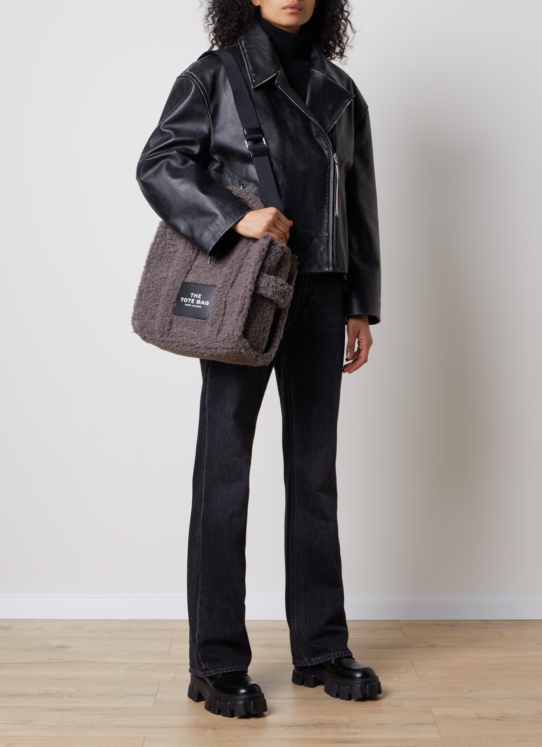 Marc Jacobs The Medium Tote handtas van teddy met logo - voorkant 2 taupe