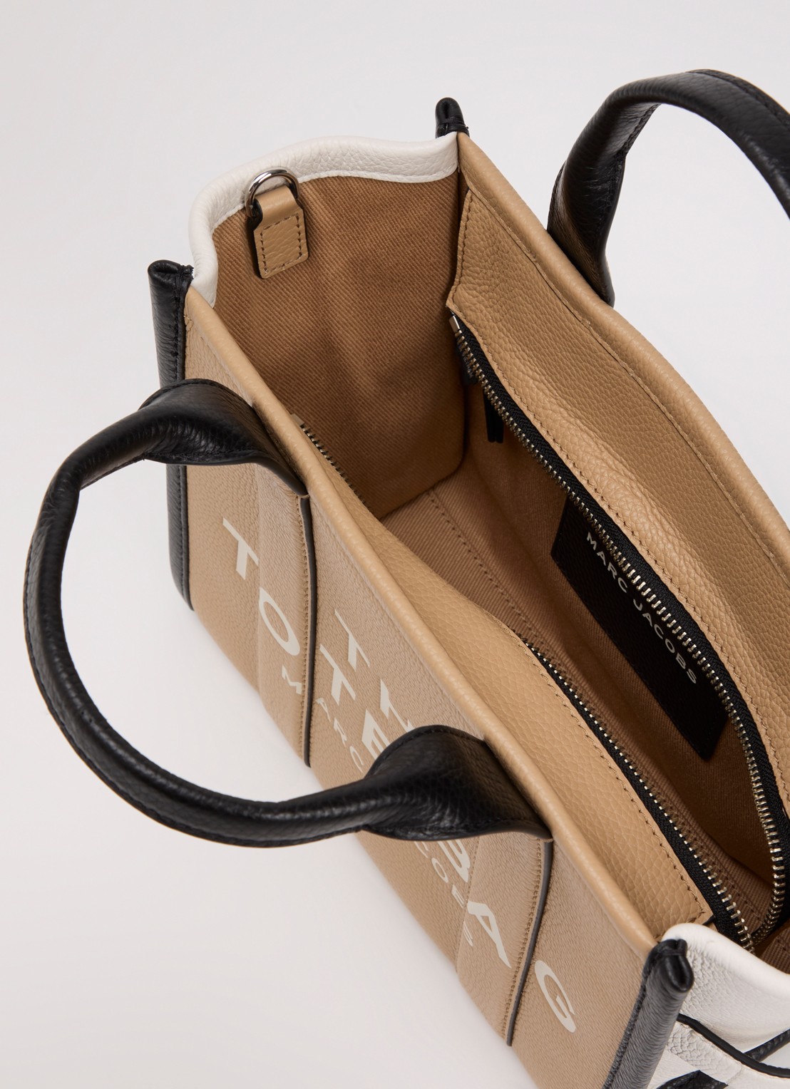 Marc Jacobs The Small Tote handtas van leer met afneembare schouderriem - detail 4 beige