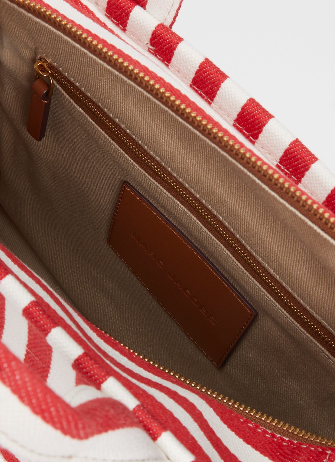 Marc Jacobs The Stripe Medium Tote handtas van canvas met leren details - detail 2 rood