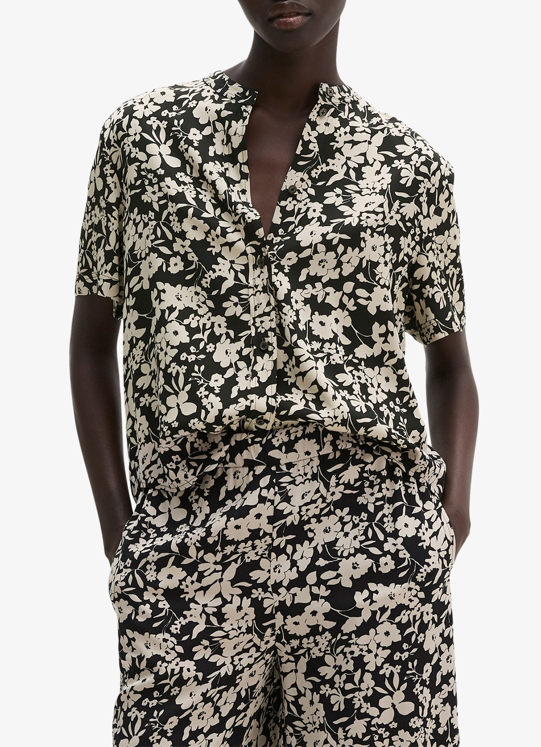 Marc O'Polo Blouse met bloemenprint - detail 2 black_multi_04-0096 / zwart