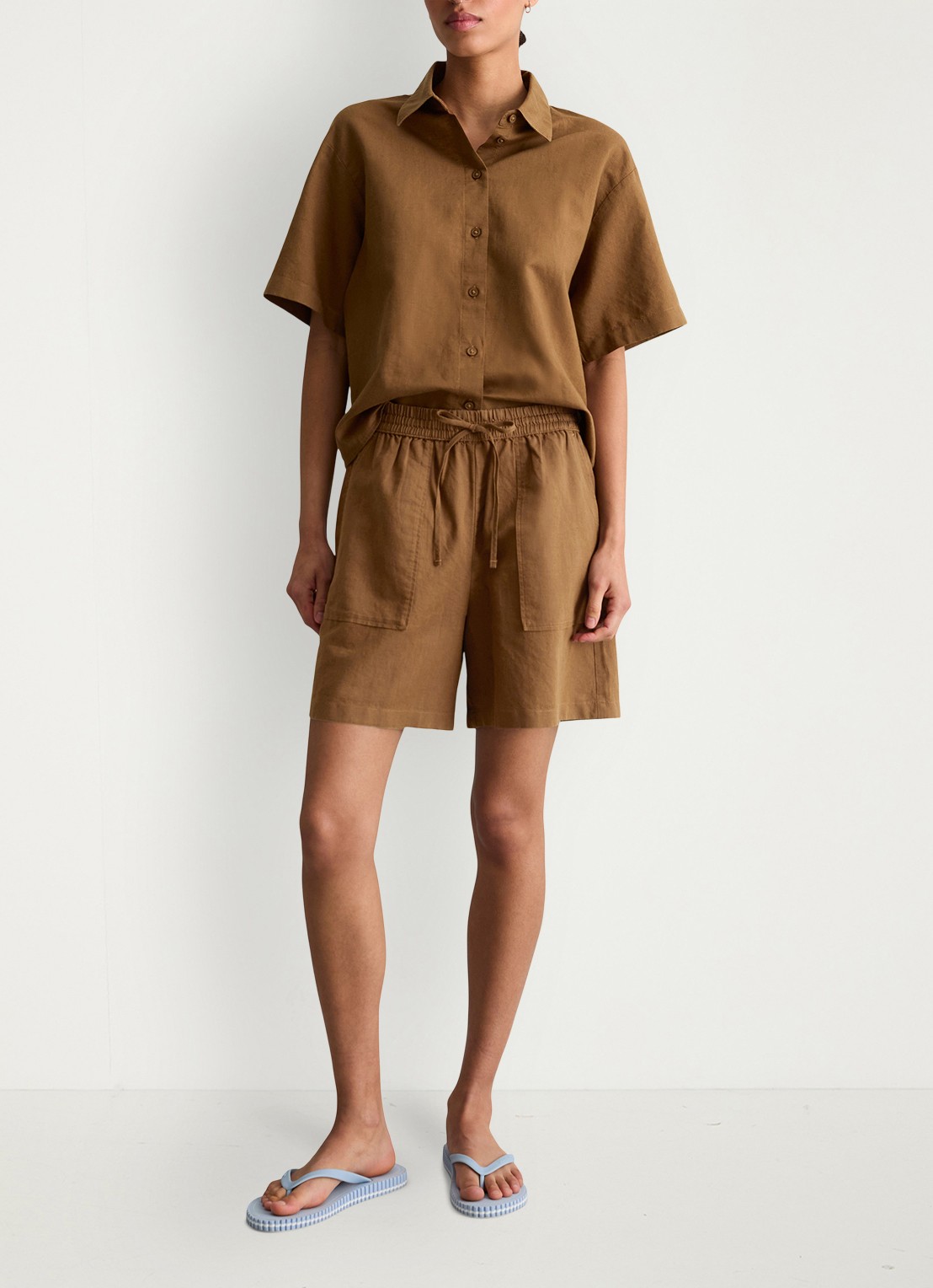 Marc O'Polo Denim High waist wide fit korte broek met steekzakken - voorkant 3 umbra brown-1624 / bruin