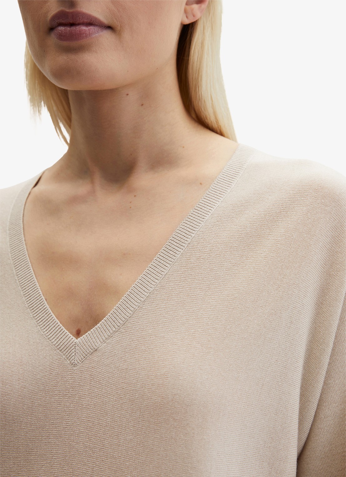 Marc O'Polo Fijngebreide trui in wolblend met V-hals - detail 4 beige